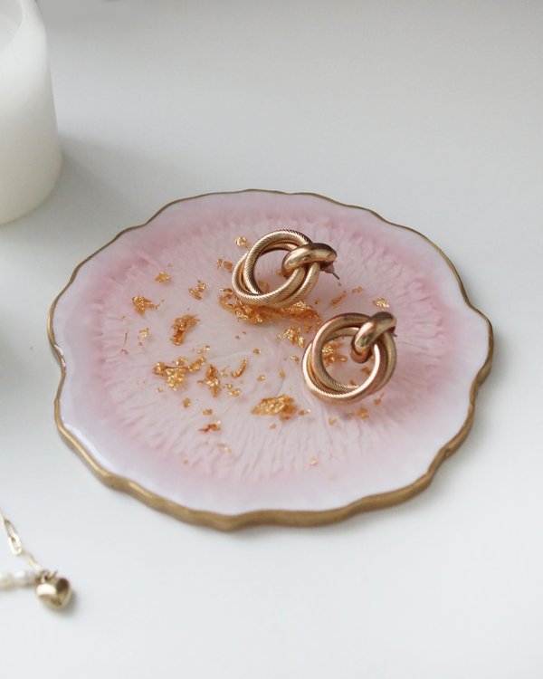 Подстаканник из эпоксидной смолы розовый зефир - вид под углом с украшением