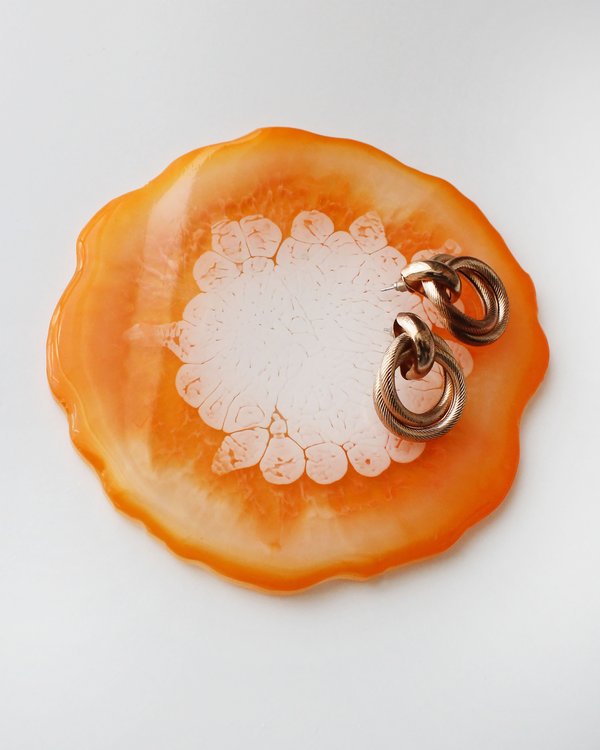 Подстаканник из эпоксидной смолы Апельсин - вид под углом с украшением