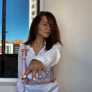 Photo with girl in a shirt wearing a beige classic Olivia harness