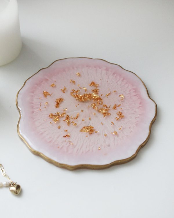Подставка из эпоксидки розовый зефир - вид под углом