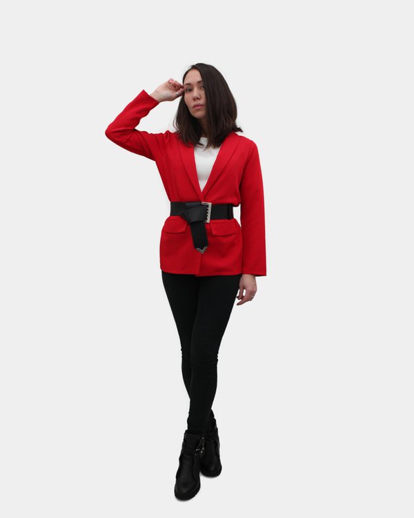 Широкий ремень чёрного цвета Roxy на модели поверх красного пиджака