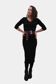 Вишнёвый широкий женский ремень Roxy на модели поверх чёрного платья