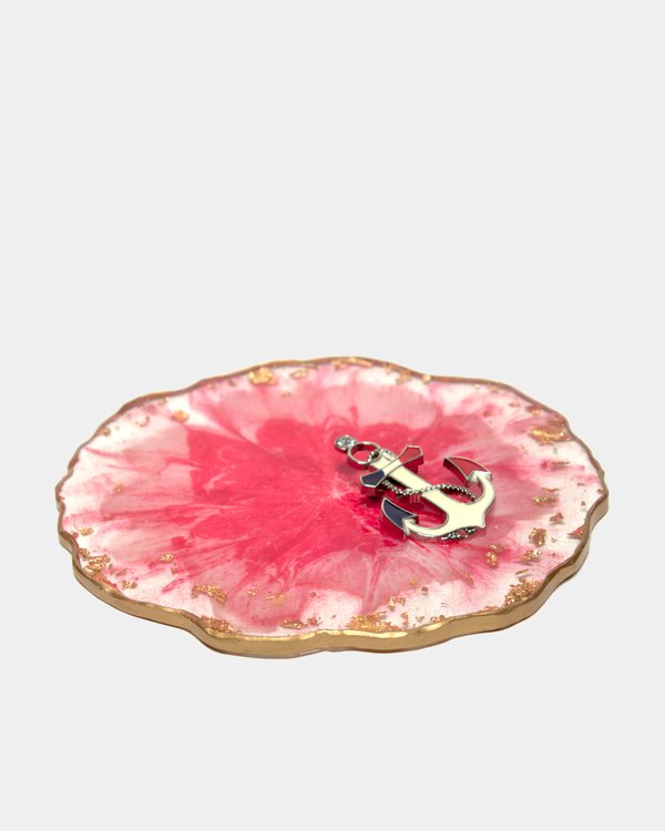 Resin glass holder "Dance of the Petals" with an anchor brooch placed on it