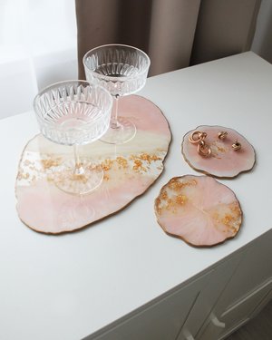 Подставка из эпоксидной смолы фламинго - вид под углом с украшением и бокалами