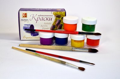 Акриловые краски и кисточки