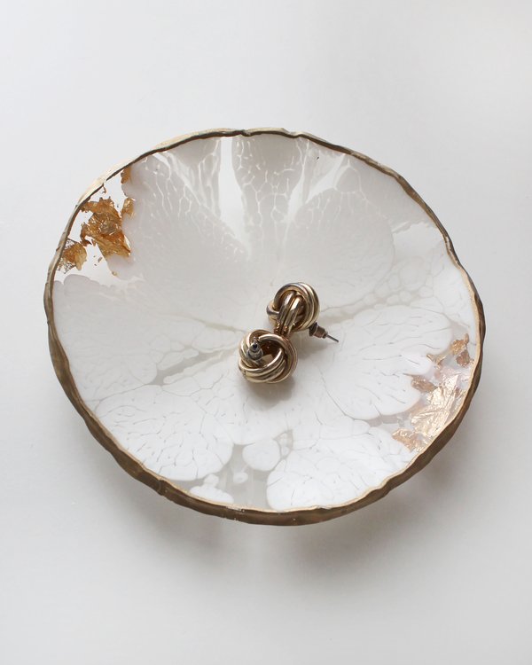 Подстаканник из эпоксидной смолы Белый цветок - вид под углом с украшением