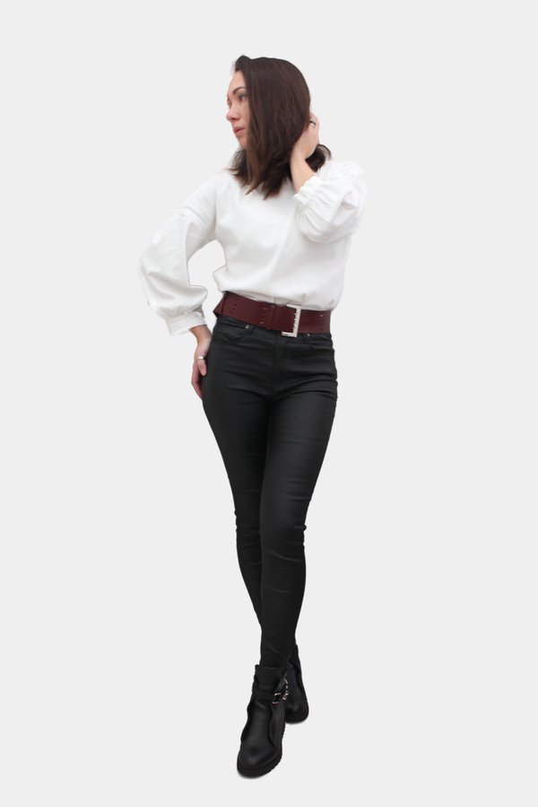 Вишнёвый широкий женский пояс Roxy на модели поверх белой блузки